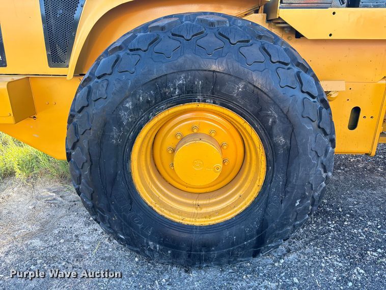 image for item EA6979 2004 Caterpillar CS-563E single drum vibratory roller