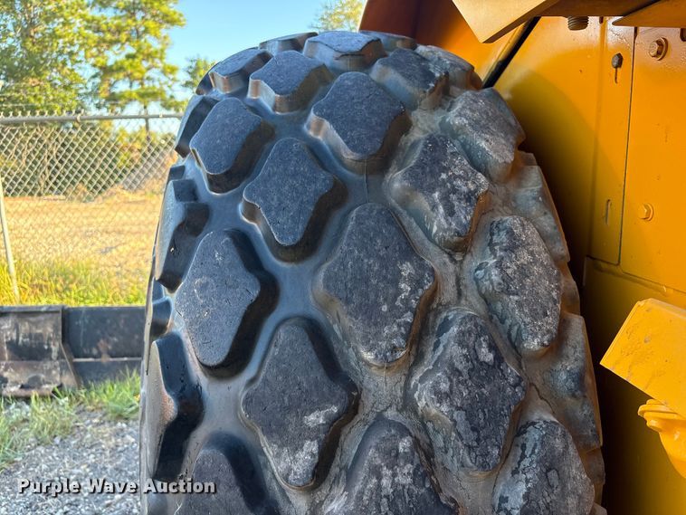 image for item EA6979 2004 Caterpillar CS-563E single drum vibratory roller