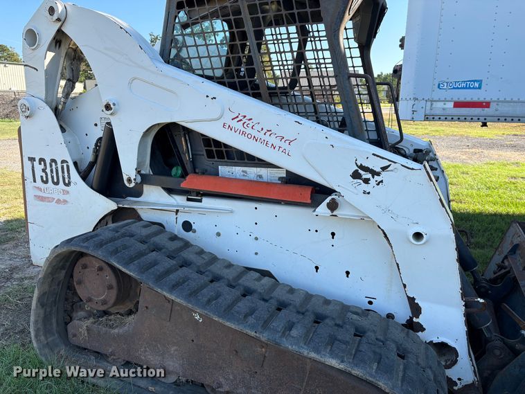 image for item EA6992 2005 Bobcat T300 tracked skid steer loader