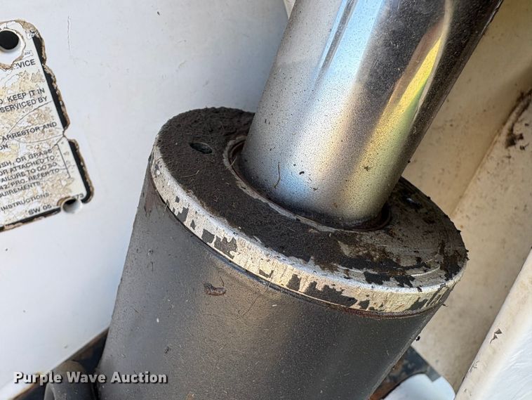 image for item EA6992 2005 Bobcat T300 tracked skid steer loader