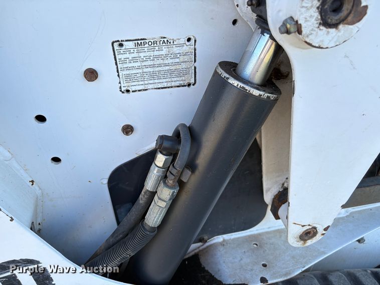 image for item EA6992 2005 Bobcat T300 tracked skid steer loader