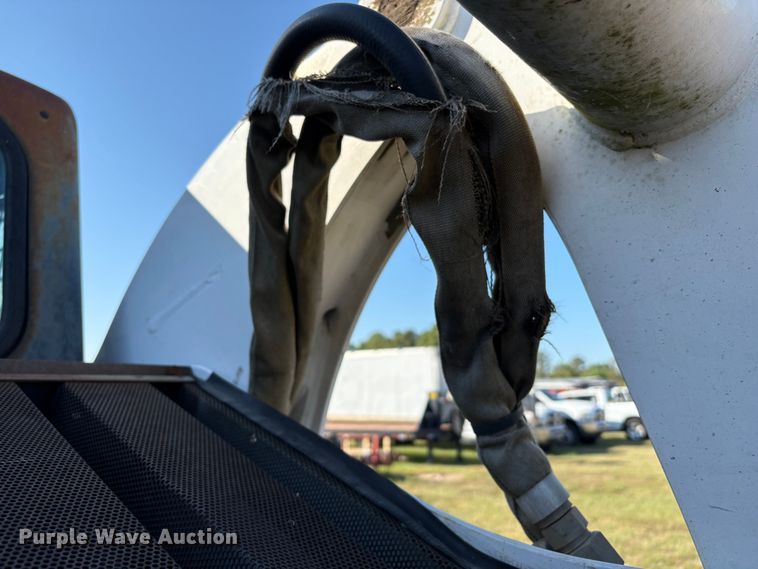 image for item EA6992 2005 Bobcat T300 tracked skid steer loader