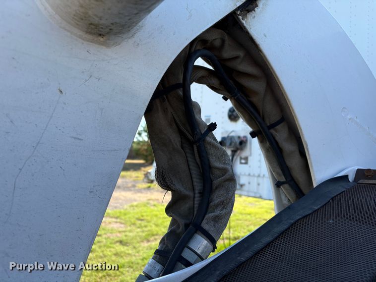 image for item EA6992 2005 Bobcat T300 tracked skid steer loader