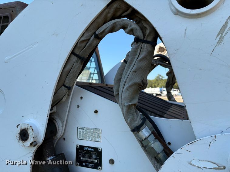 image for item EA6992 2005 Bobcat T300 tracked skid steer loader