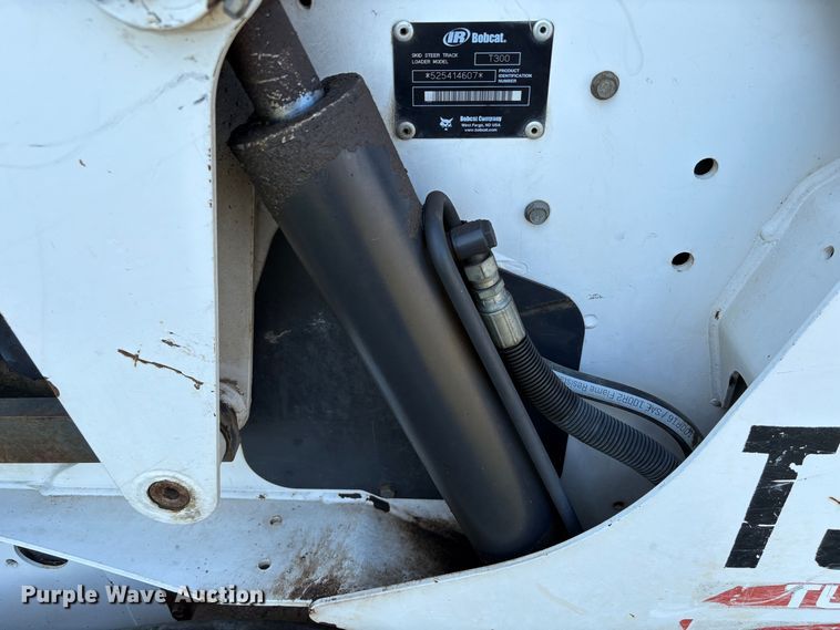 image for item EA6992 2005 Bobcat T300 tracked skid steer loader