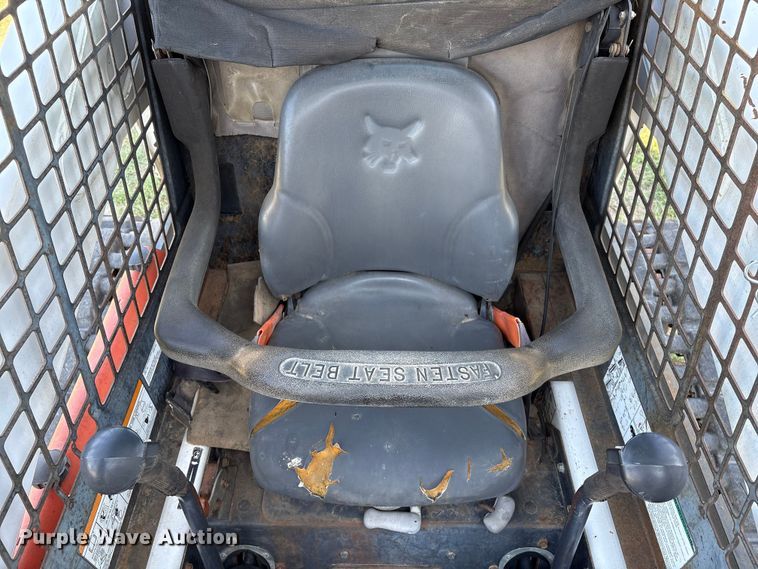 image for item EA6992 2005 Bobcat T300 tracked skid steer loader
