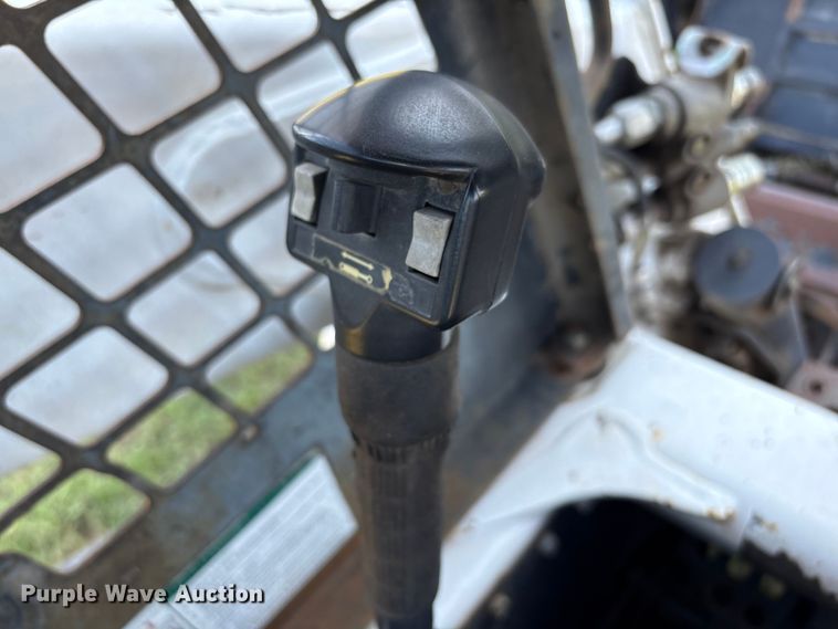 image for item EA6992 2005 Bobcat T300 tracked skid steer loader