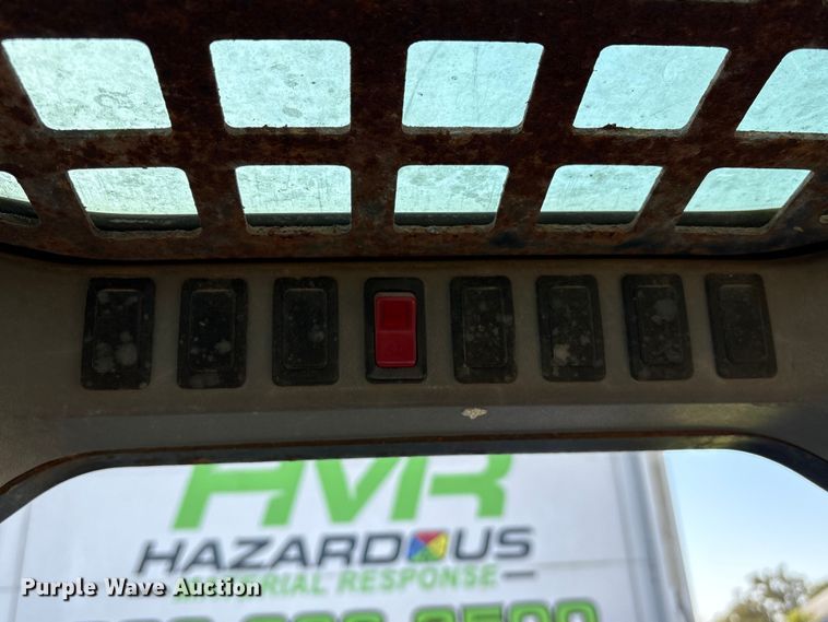 image for item EA6992 2005 Bobcat T300 tracked skid steer loader