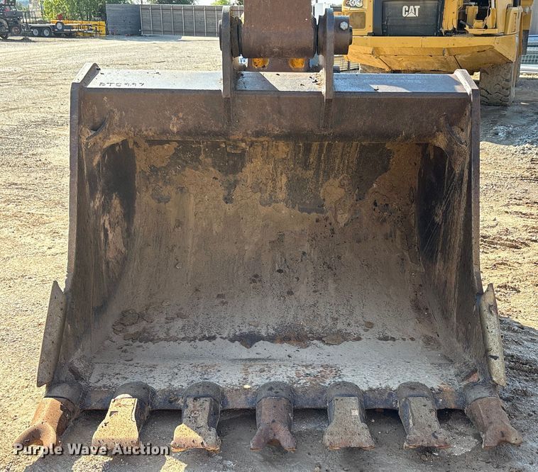 image for item EA7554 2019 Komatsu PC360LCi-11 excavator