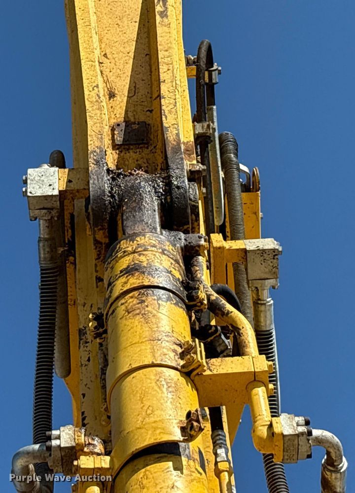 image for item EA7554 2019 Komatsu PC360LCi-11 excavator