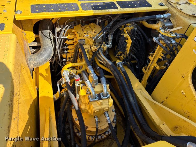 image for item EA7554 2019 Komatsu PC360LCi-11 excavator