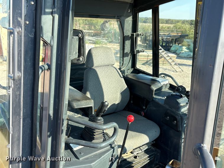 image for item EA7565 2017 John Deere 655K track loader