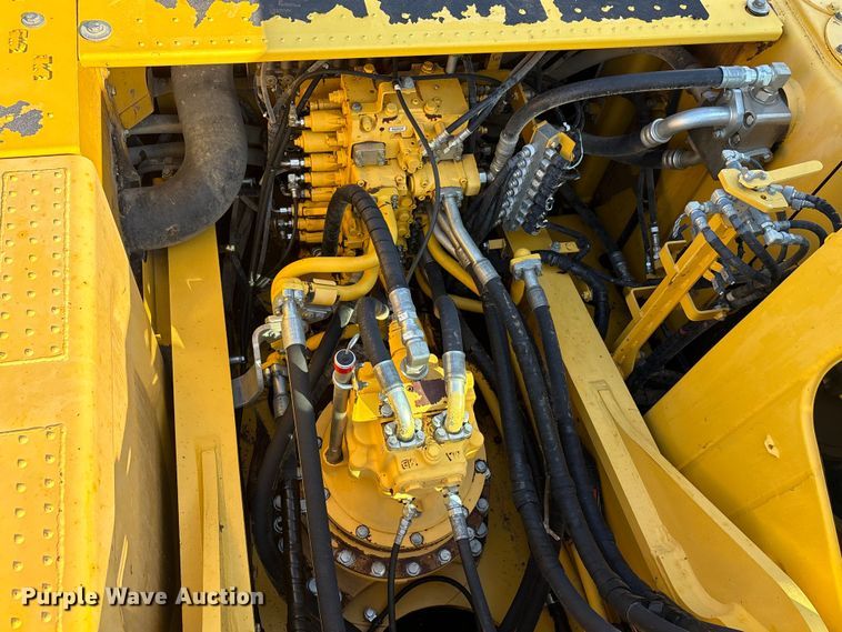 image for item EA7567 2019 Komatsu PC360LC-11 excavator