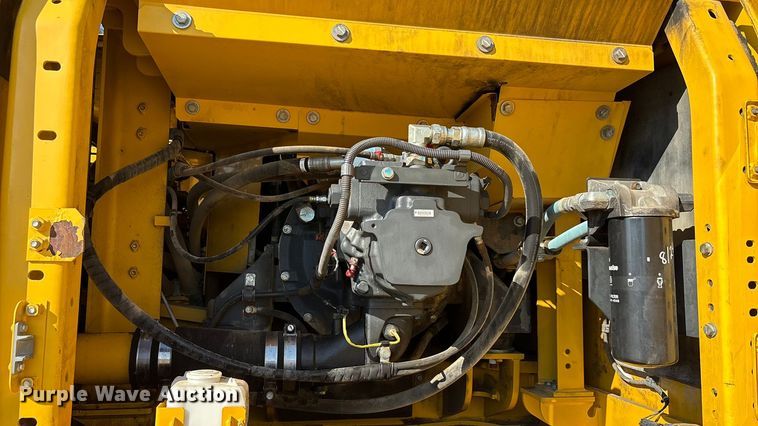 image for item EA7567 2019 Komatsu PC360LC-11 excavator