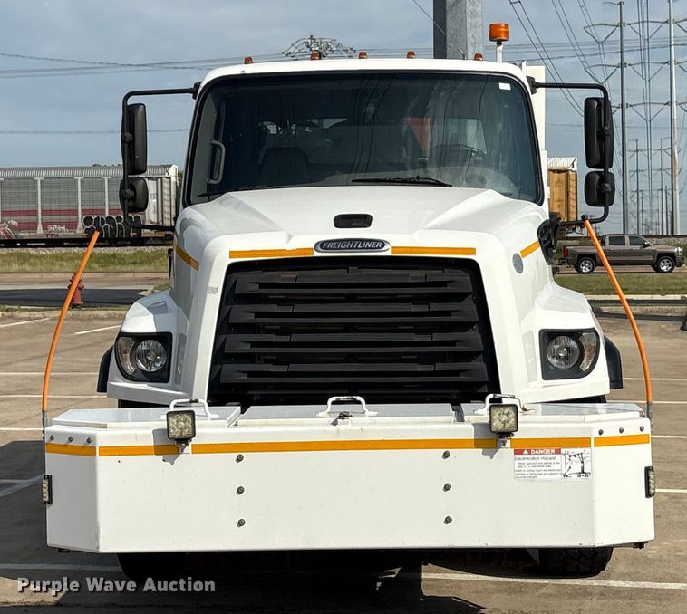 image for item EA7570 2016 Freightliner 114SD crane truck
