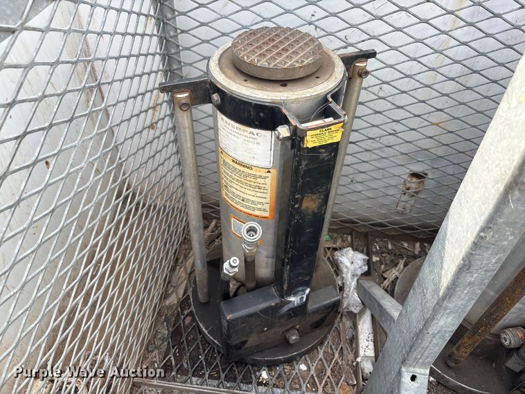 image for item EA7570 2016 Freightliner 114SD crane truck