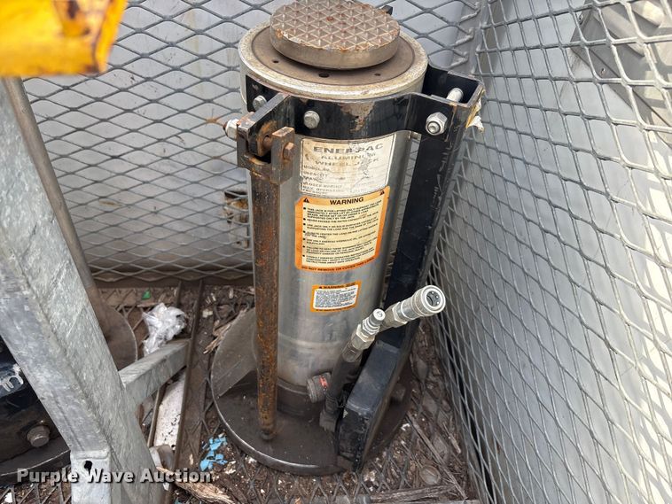 image for item EA7570 2016 Freightliner 114SD crane truck