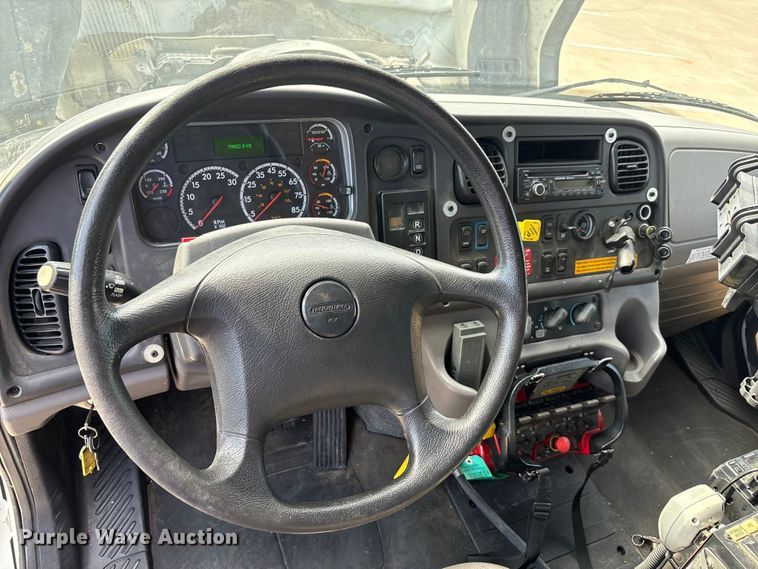 image for item EA7570 2016 Freightliner 114SD crane truck