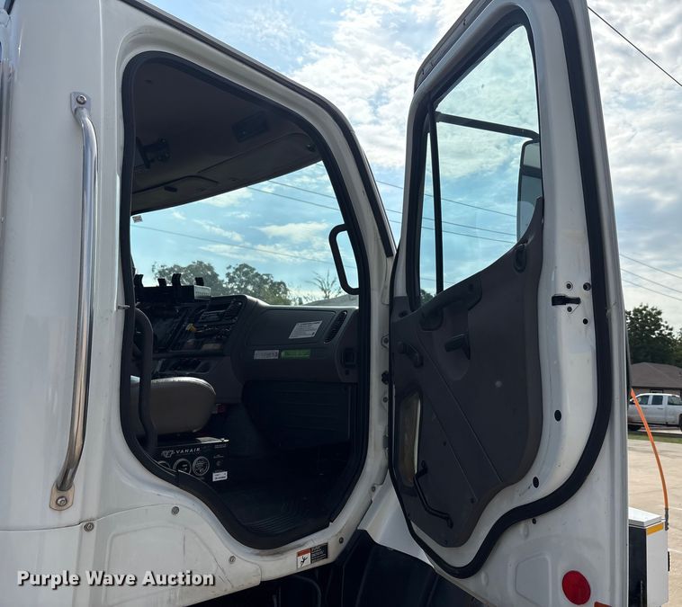 image for item EA7570 2016 Freightliner 114SD crane truck