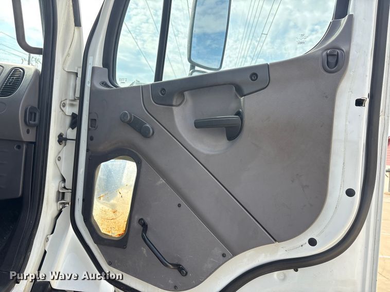 image for item EA7570 2016 Freightliner 114SD crane truck