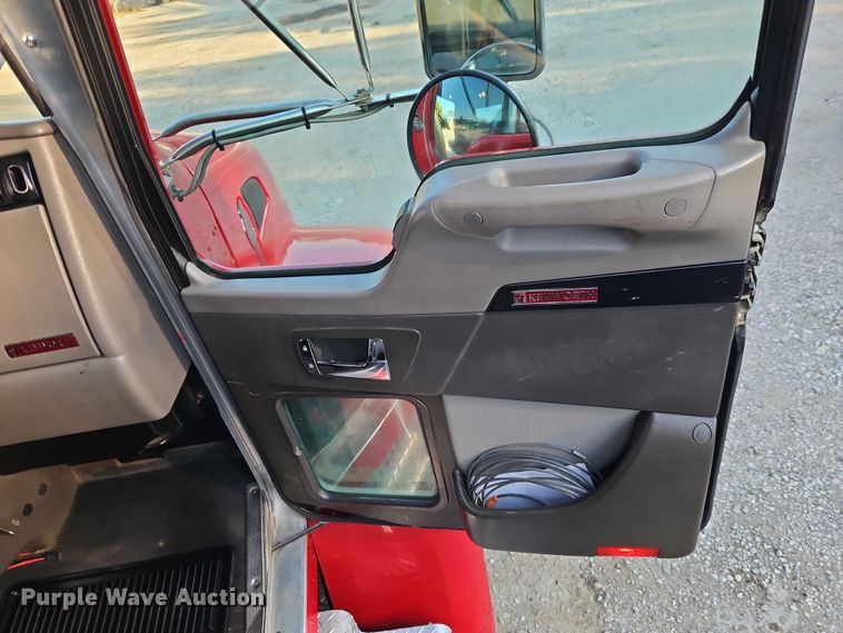 image for item EB8361 2016 Kenworth T3 Series utility / service truck