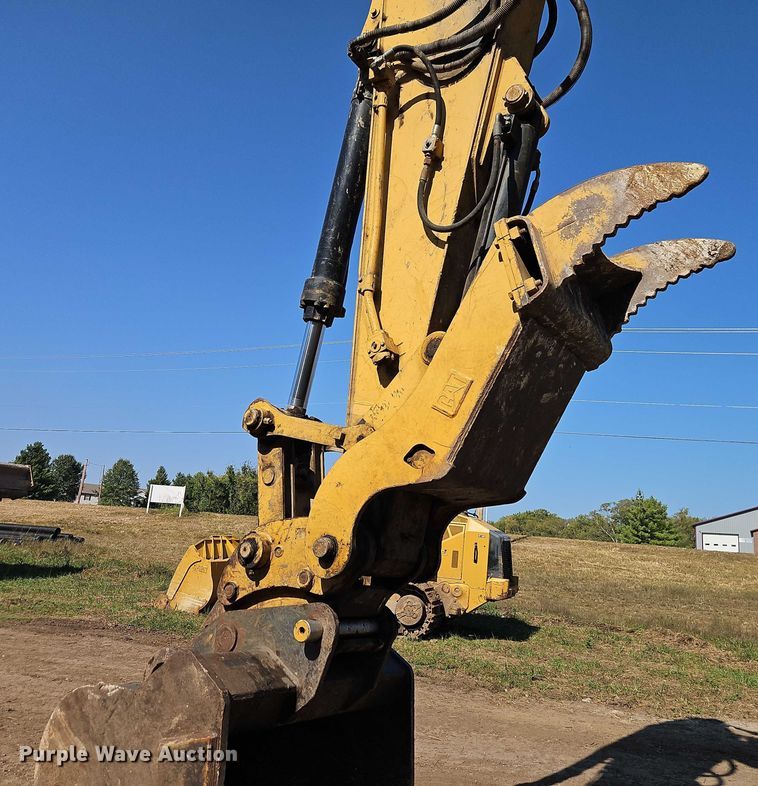 image for item EB8364 2004 Caterpillar 330C excavator