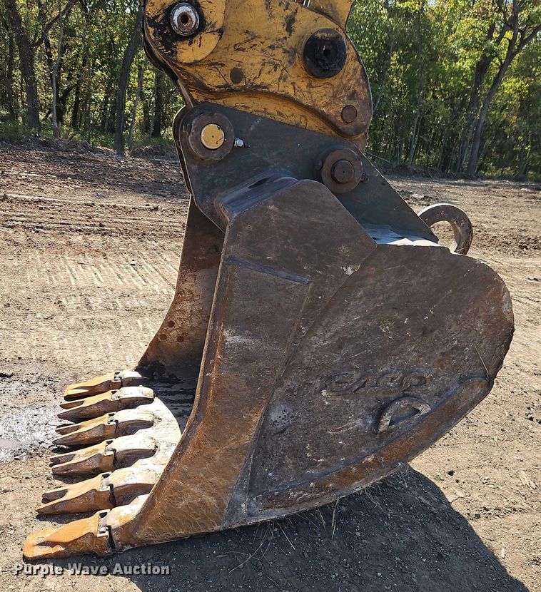 image for item EB8364 2004 Caterpillar 330C excavator