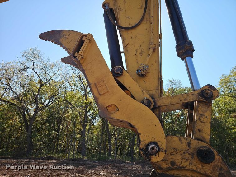 image for item EB8364 2004 Caterpillar 330C excavator