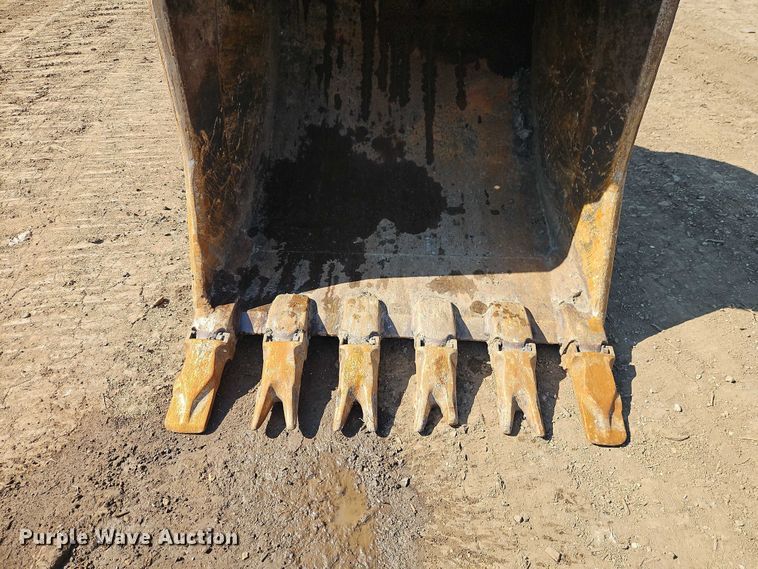 image for item EB8364 2004 Caterpillar 330C excavator