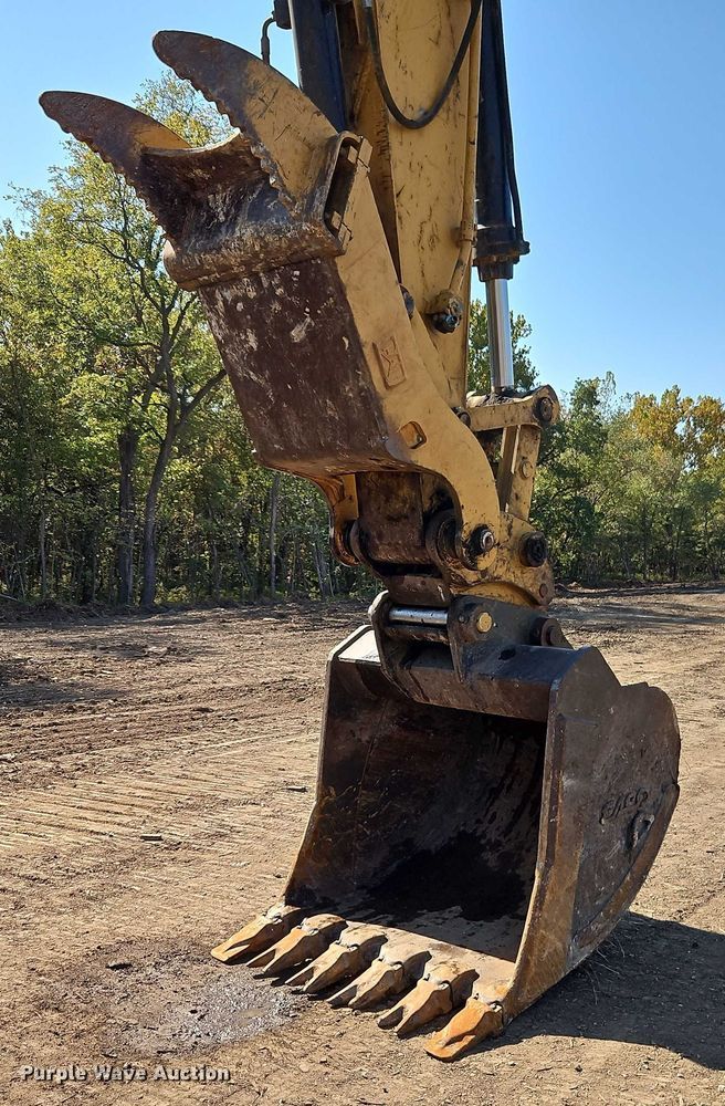 image for item EB8364 2004 Caterpillar 330C excavator