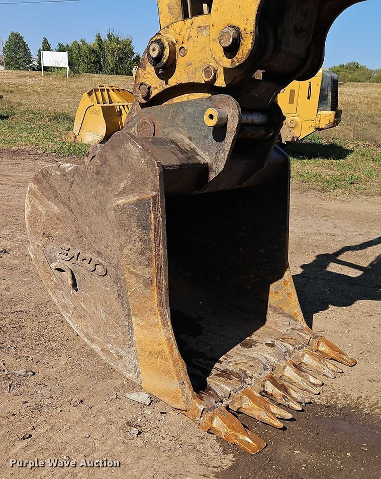 image for item EB8364 2004 Caterpillar 330C excavator