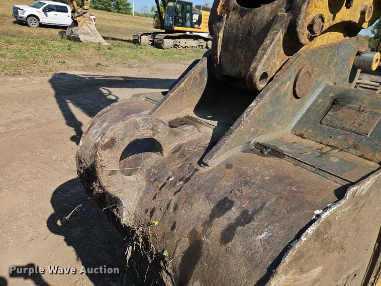 image for item EB8364 2004 Caterpillar 330C excavator