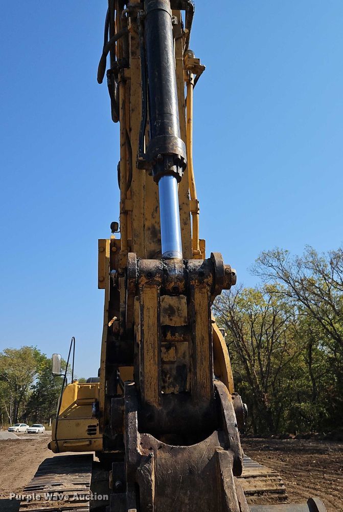 image for item EB8364 2004 Caterpillar 330C excavator