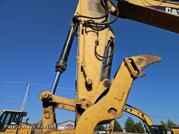 image for item EB8364 2004 Caterpillar 330C excavator