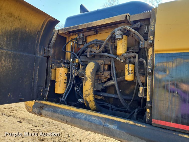 image for item EB8364 2004 Caterpillar 330C excavator