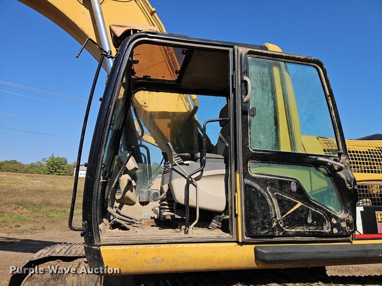 image for item EB8364 2004 Caterpillar 330C excavator