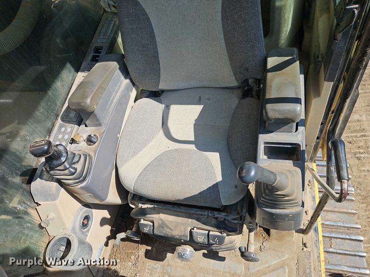 image for item EB8364 2004 Caterpillar 330C excavator