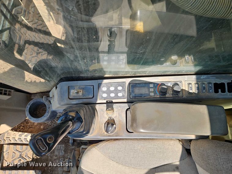 image for item EB8364 2004 Caterpillar 330C excavator