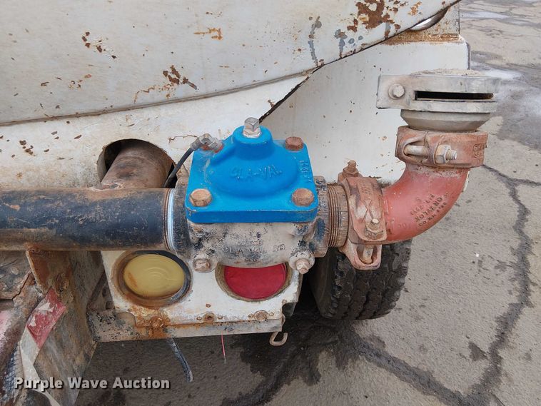 image for item EC1228 1994 International F-4900 water truck