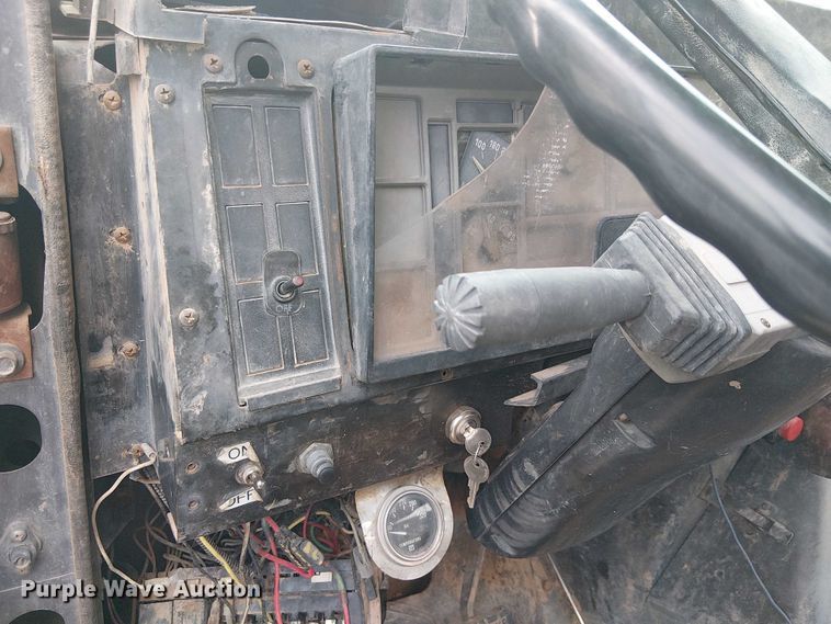 image for item EC1228 1994 International F-4900 water truck