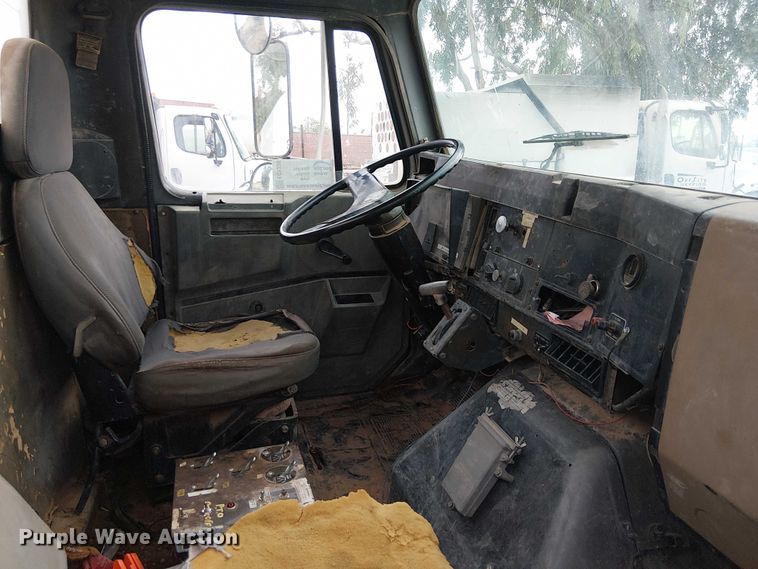 image for item EC1228 1994 International F-4900 water truck