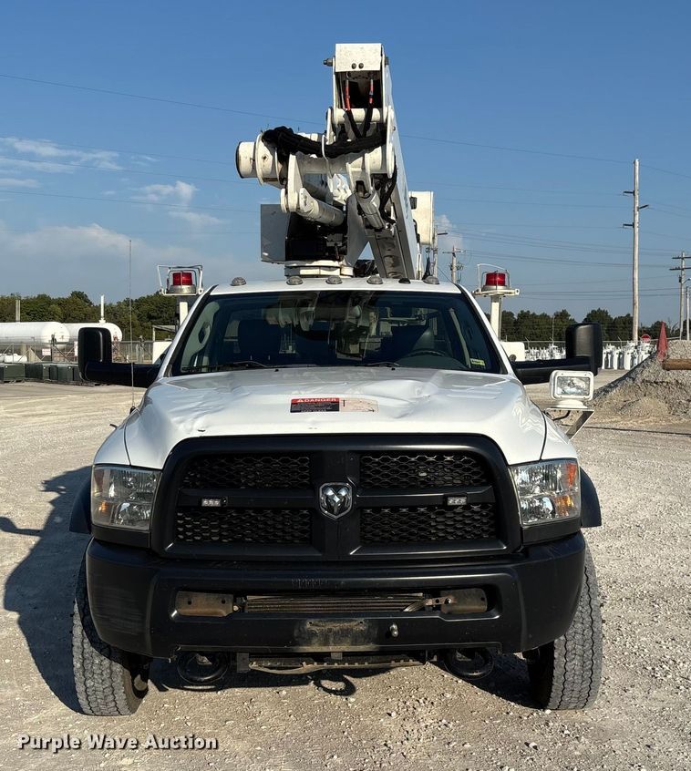 CAMIóN CON CANASTILLA 2015 RAM ALTEC