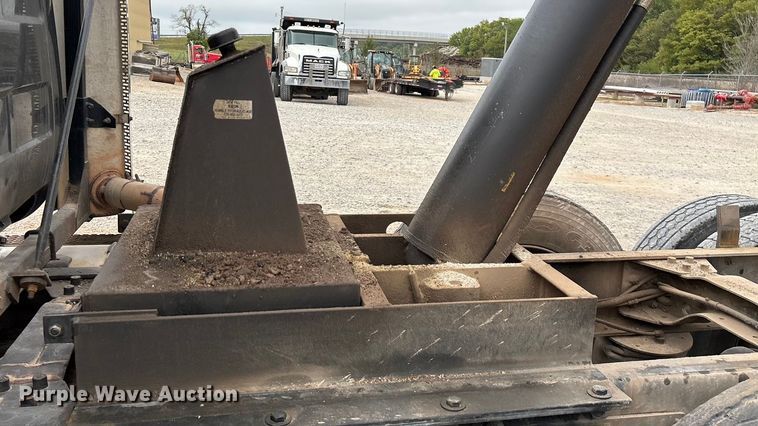 image for item ED2276 2001 Mack RD dump truck