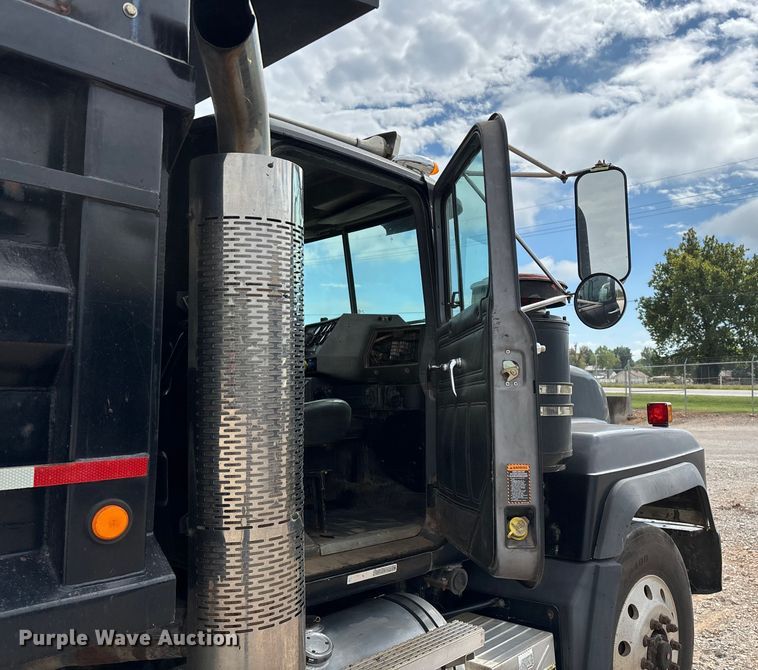 image for item ED2276 2001 Mack RD dump truck