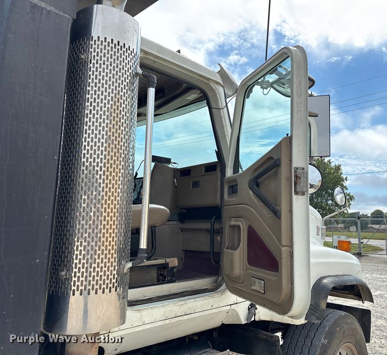 image for item ED2277 2006 International 5500i dump truck