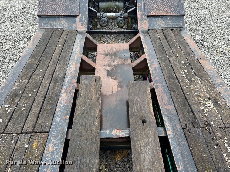 image for item EE4042 2009 Towmaster  lowboy equipment trailer