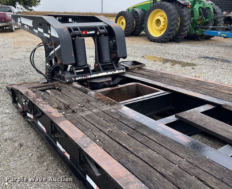 image for item EE4042 2009 Towmaster  lowboy equipment trailer