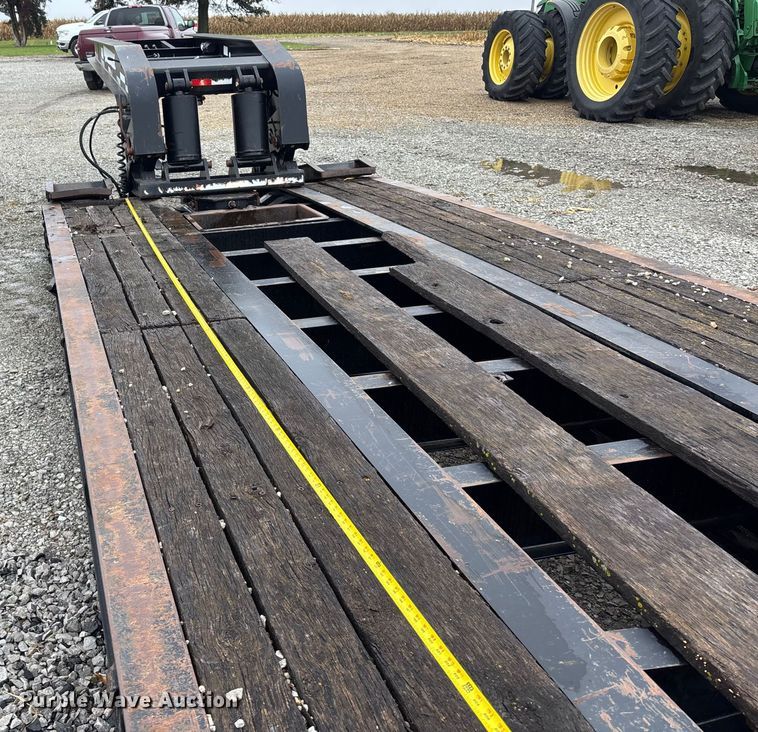 image for item EE4042 2009 Towmaster  lowboy equipment trailer