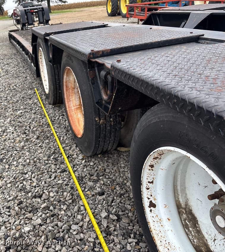 image for item EE4042 2009 Towmaster  lowboy equipment trailer