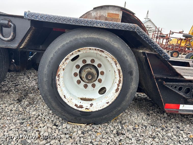 image for item EE4042 2009 Towmaster  lowboy equipment trailer